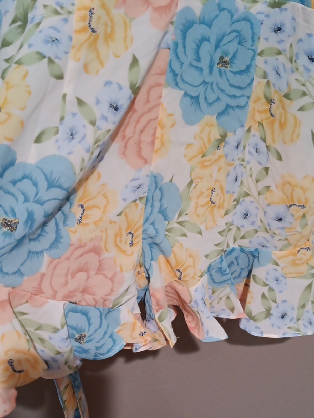 bigHitFloral Ruffle V-Neck Romper with Belt - Picture 7 of 10